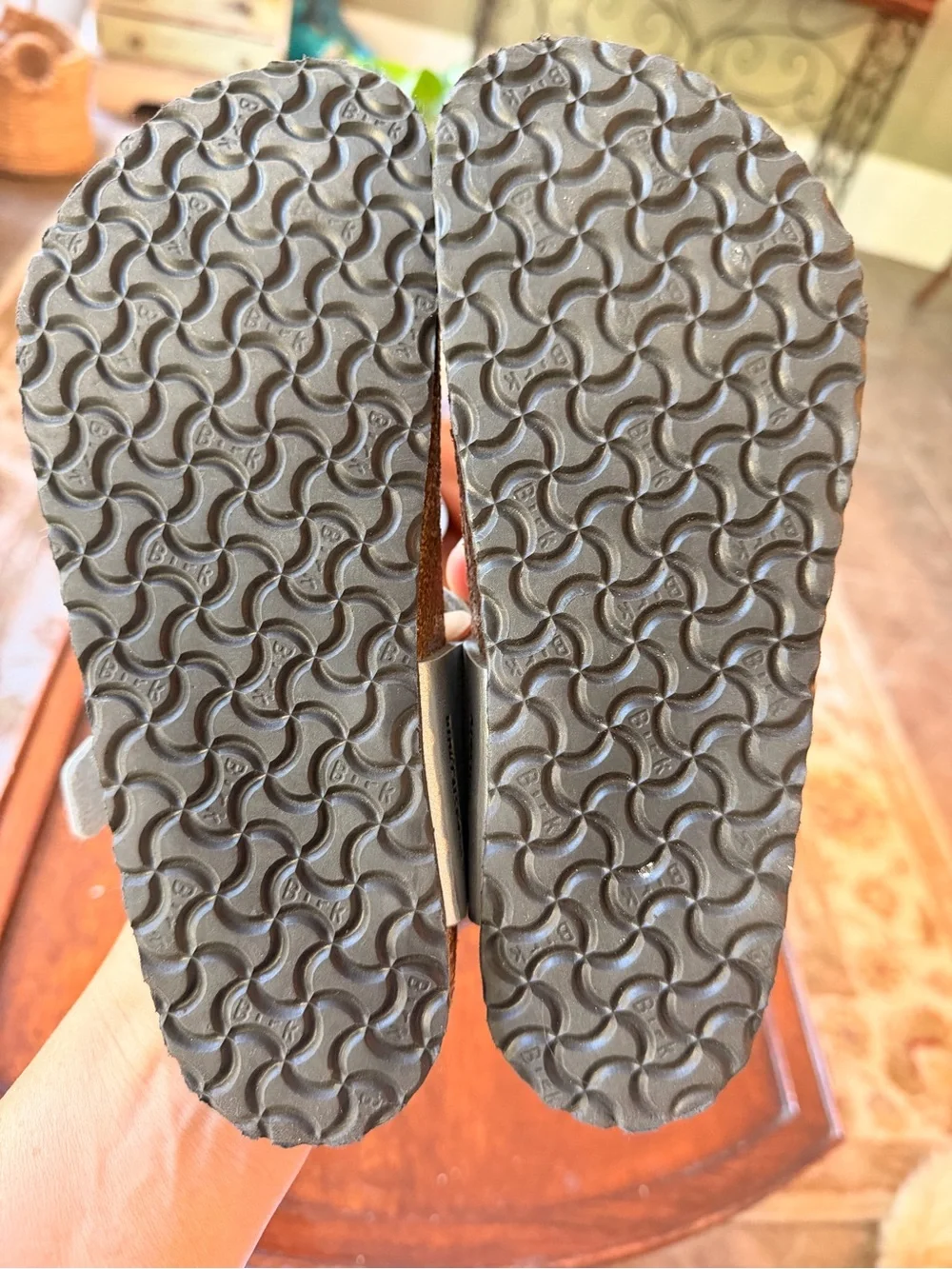 Birkenstock girls silver gizeh Thong Sandals with Buckle NWOT